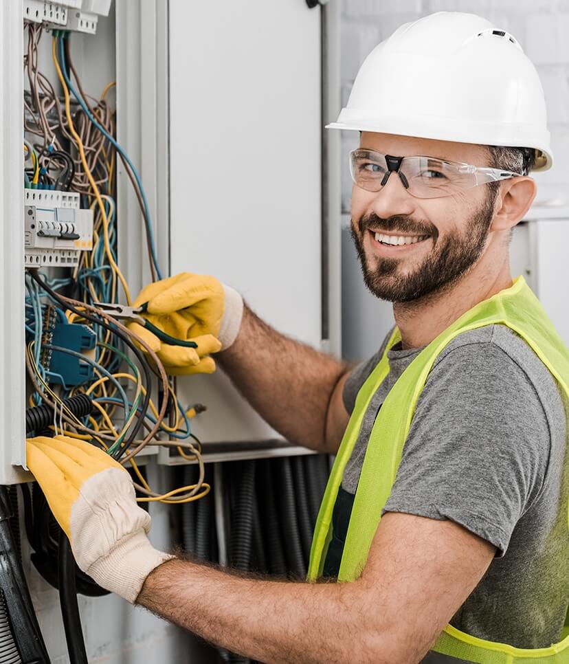 Eletricista reparar curto circuito